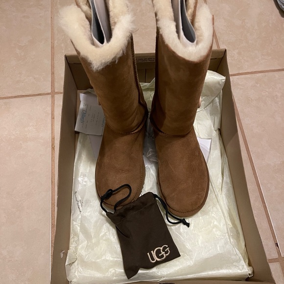 Bailey Button Uggs - Picture 2 of 8